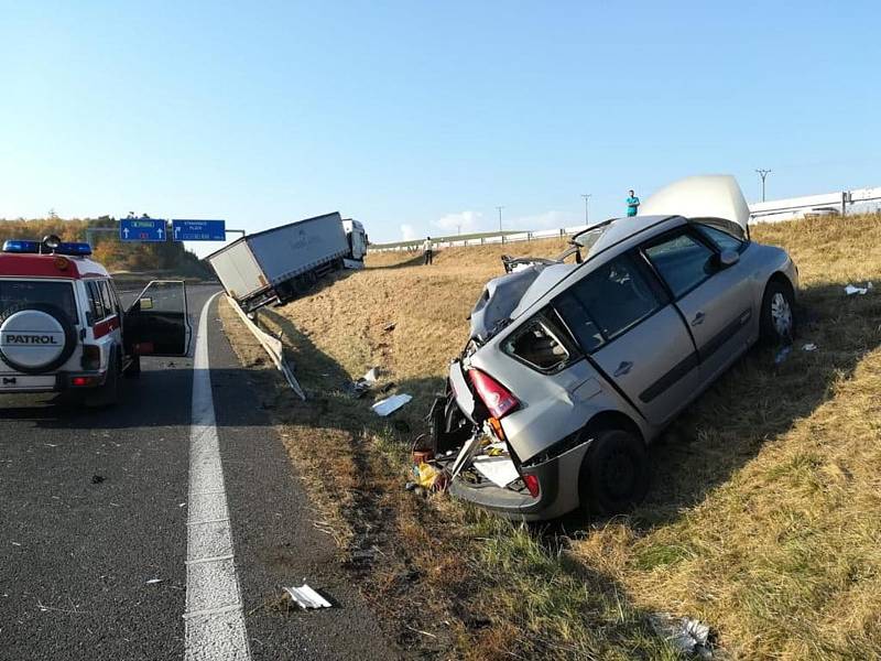 Závažná dopravní nehoda se stala za Pískem směrem na Prahu u obce Chlaponice. Řidič nákladního au