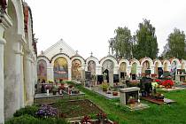 Hřbitov v Albrechticích nad Vltavou na Písecku stojí za to vidět.