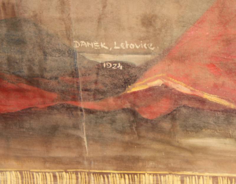 Opona mirotických ochotníků z roku 1924 namalovaná podle obrazů Mikoláše Alše.