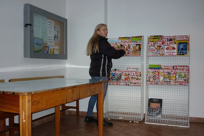 Mirovická knihovnice Lenka Vlková se v čekárně na vlakovém nádraží zapojila do projektu Kniha do vlaku.