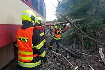 Na apríla u Čimelic na Písecku v důsledku silného větru spadl strom na koleje a narazil do něho osobní vlak. Hasiči nejdříve evakuovali cestující a pak cestu uvolnili.