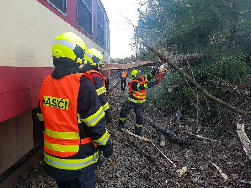 Na apríla u Čimelic na Písecku v důsledku silného větru spadl strom na koleje a narazil do něho osobní vlak. Hasiči nejdříve evakuovali cestující a pak cestu uvolnili.