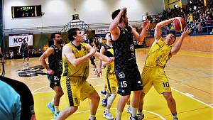 Písečtí basketbalisté v úvodním barážovém utkání o účast v KNBL zdolali doma Hradec Králové 100:85.