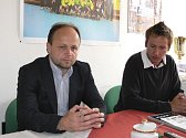 Na snímku hovoří k novinářům Vladimír Homola (vlevo), ředitel firmy ČSAD Autobusy České Budějovice a. s., a Tomáš Poskočil, ekonomický manažer oddílu házené TJ Sokol Písek. 