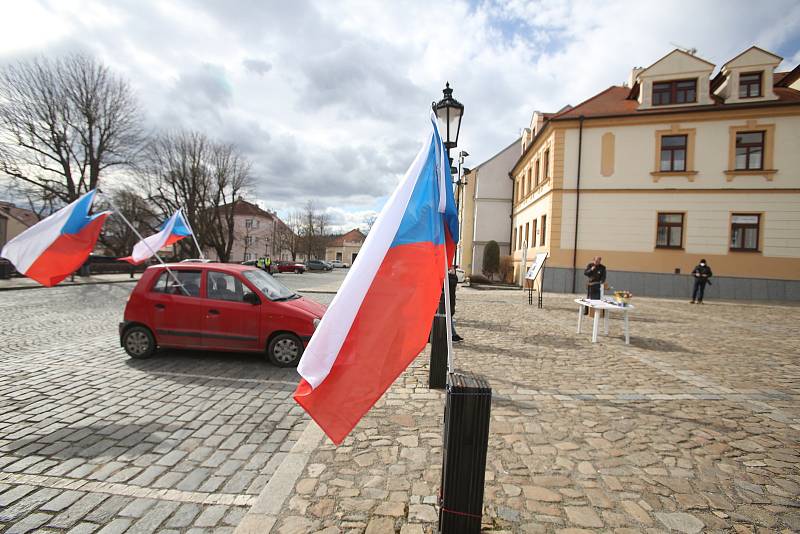 Série demonstrací proti covidovým opatřením a nouzovému stavu pokračovala v sobotu 27. 3. v Písku. Jejím svolavatelem byl Jiří Machač. Účastníků bylo poskrovnu.