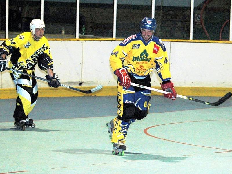 Písecký Pavel  Procházka (vpravo) vstřelil v extraligovém utkání in–line hokeje Berounským Medvědům čtyři góly,  na bodový zisk to však bohužel nestačilo.