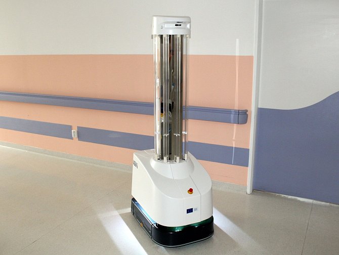 Bakterie v písecké nemocnici likviduje robot.