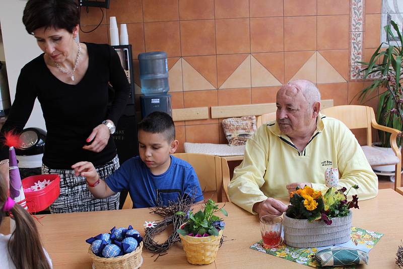 Žáci z Tylovky tvořili s klienty Diakonie Blanka velikonoční výzdobu.