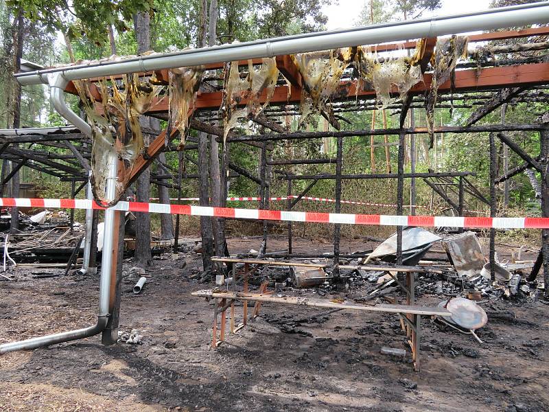 Oheň z pondělí 12. na úterý 13. července předvedl svou ničivou sílu v kempu Radava u Orlické přehrady. Při požáru hasiči vyhlásili 3. stupeň požárního poplachu, zasahovalo 10 cisteren a 4 dopravní automobily.