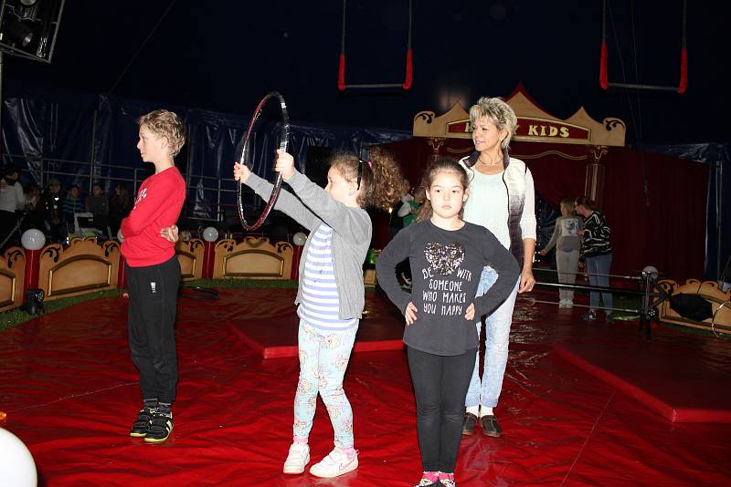 Cirkus Happy kids se školáky v Záhoří.