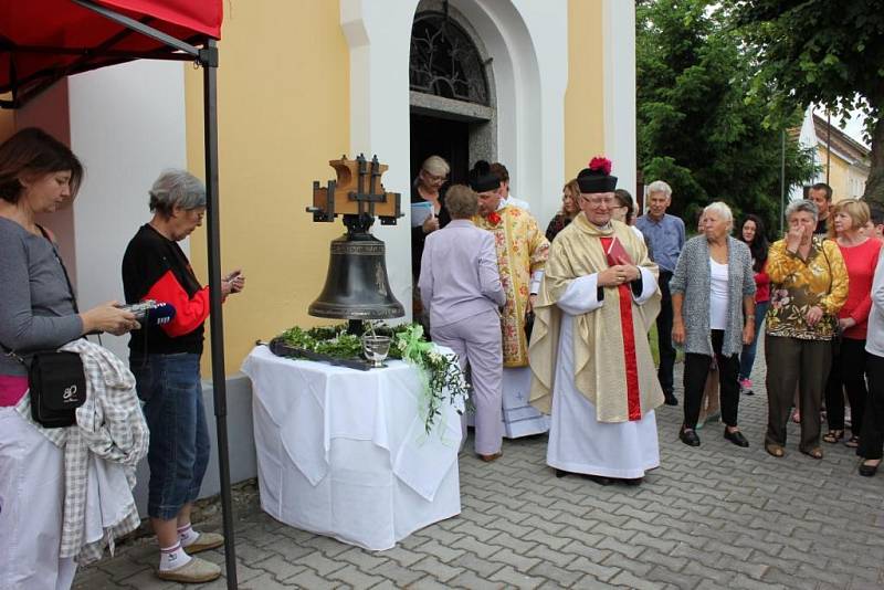 Kaple dostala nový zvon a historický zaujal místo na hradě Zvíkov.