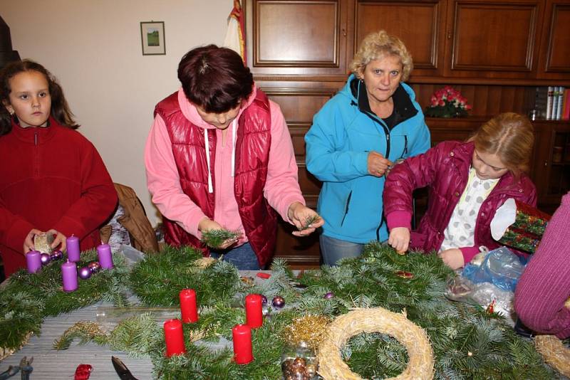 Zdobení adventních věnců ve Svučicích.