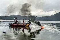 Požár laminátového člunu na Radavě na Orlíku.