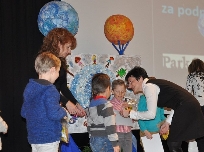 Vyhlašování výsledků výtvarné soutěže mateřských škol  Písecka v kinu Portyč.