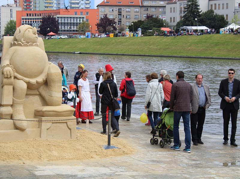 Vernisáž obřích pískových soch na nábřeží řeky Otavy.