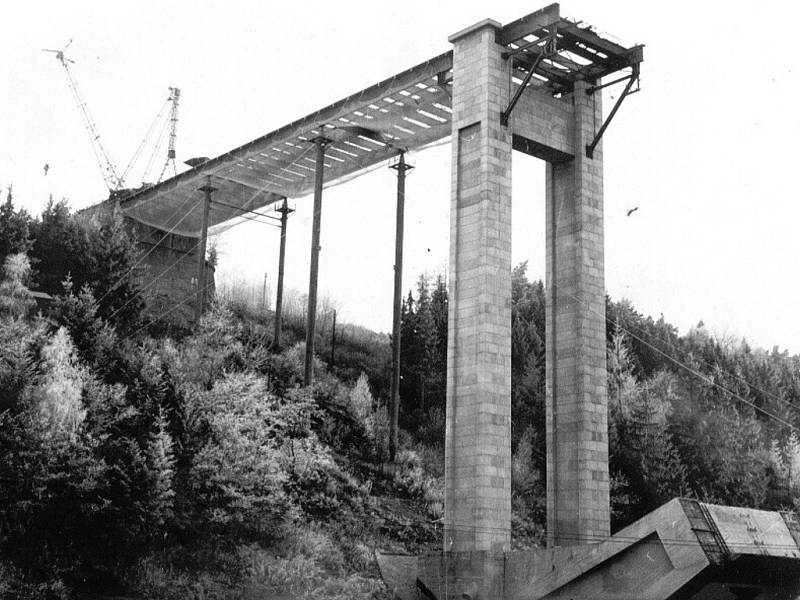 Fotografie ze stavby Žďákovského mostu.
