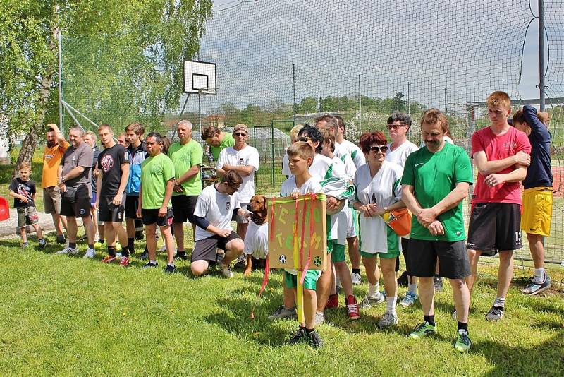 Chloubou obce Drhovle je upravené hřiště. Při jeho otevření se zde konal turnajv nohejbale.