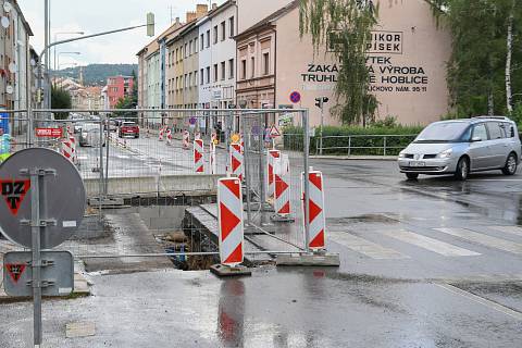 Práce na křižovatce ulic Budějovická a Harantova.