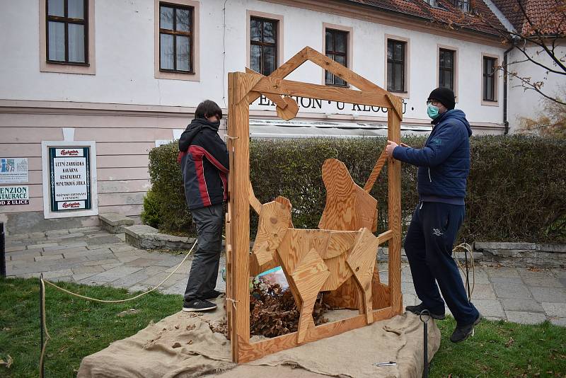 Centrum Písku zdobí betlémy.