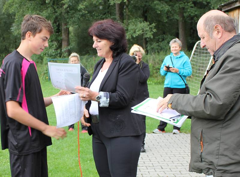 Mistrovské utkání ČEZ I.A mirotického dorostu skupiny „B“ proti soupeři z Protivína a ocenění mirotických hráčů dorostu starostkou města Martinou Mikšíčkovou.