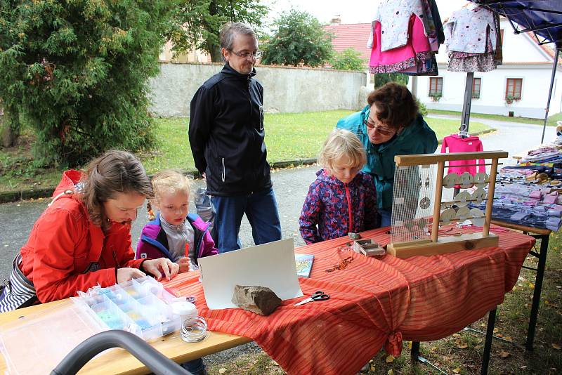 Pouť v Miroticích s řemeslným trhem a výtvarnými dílničkami pro děti.