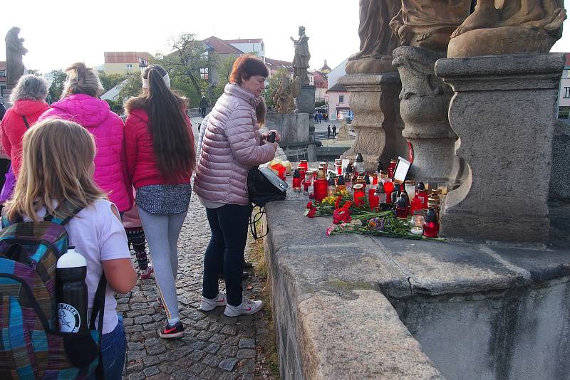 Celostátní akce Papučový den v Písku. Papučový řetěz na Kamenném mostě.