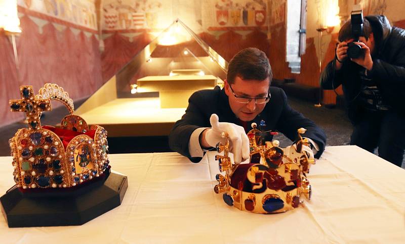 Dvě koruny v Prácheňském muzeu v Písku,Václavská a Císařská budou pár dní vystaveny,na snímku Jan Adámek/historik červená kravata a brýle/