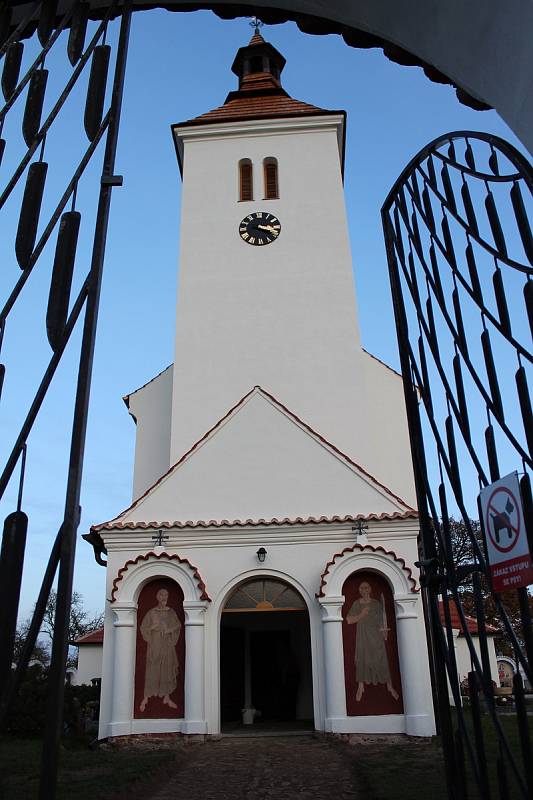 Kostel sv. Petra a Pavla v Albrechticích nad Vltavou.