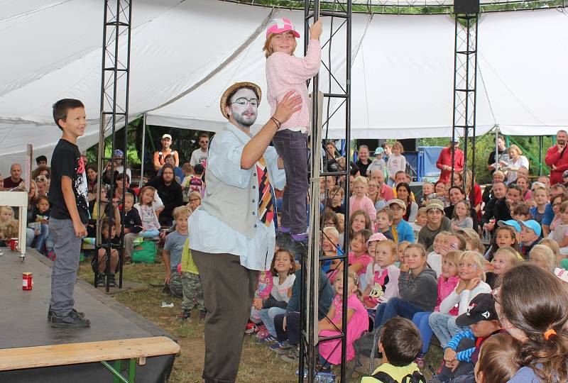 Mirotické setkání loutek a hudby.