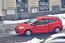 Policisté z Milevska hledají řidiče tohoto červeného auta.