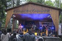 Hudební festival Rockem proti rakovině se koná v přírodním amfiteátru v Ražicích.