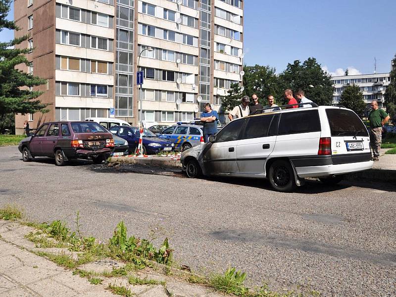 Na třídě Přátelství ve čtvrtek před třetí hodinou ranní hořelo auto. 