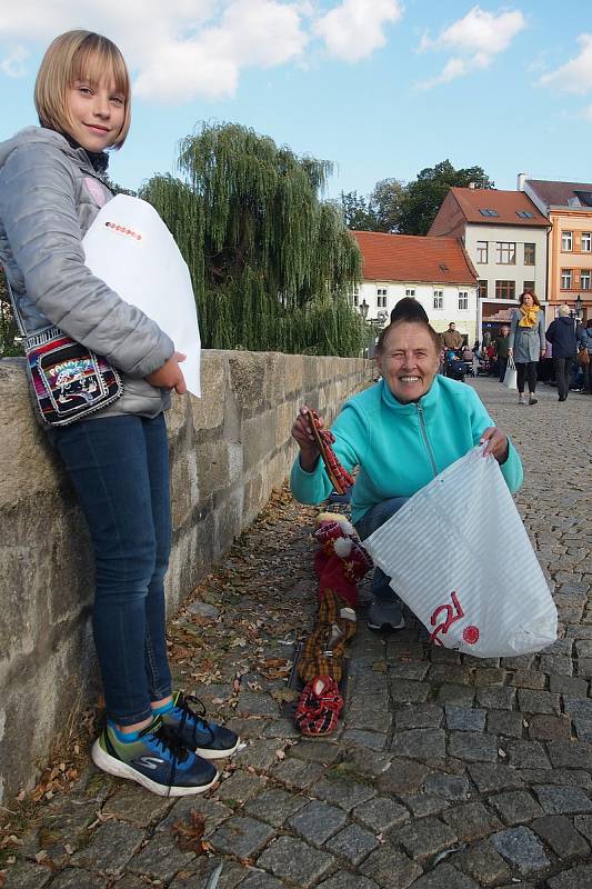 Celostátní akce Papučový den v Písku. Papučový řetěz na Kamenném mostě.