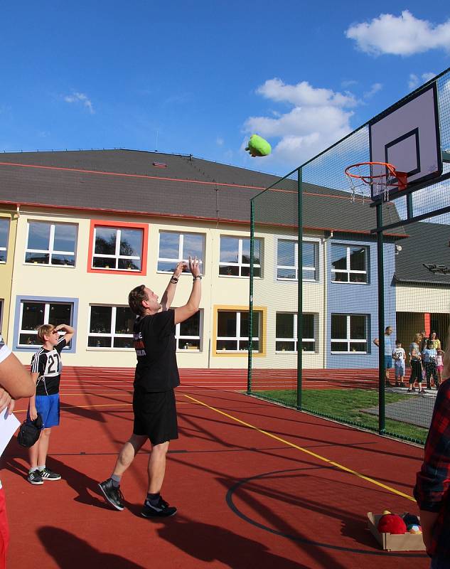 Sportovní odpoledne na novém školním hřišti v Kovářově.