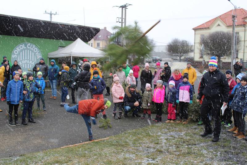 V Čížové v sobotu odpoledne soutěžili v hodu vánočním stromkem.