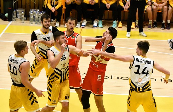 Písečtí basketbalisté v 15. kole KNBL porazili Pardubice 105:83.