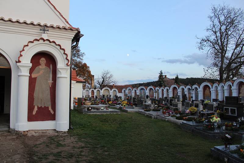 Kostel sv. Petra a Pavla v Albrechticích nad Vltavou.