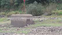 Upuštěná Orlická přehrada odhalila poklady běžně ukryté pod hladinou i kolem Albrechtic nad Vltavou na Písecku