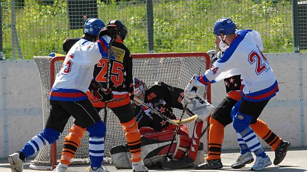 Vyrovnaný zápas krajské ligy hokejbalistů HC ŠD Písek - Betonova Holubov rozhodl až gól domácího Kubeše ze samostatného nájezdu.