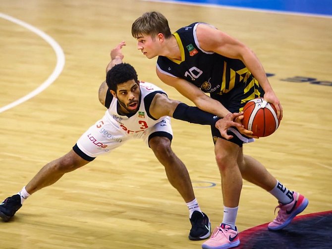 Basketbalisté Nymburku porazili Písek vysoko 101:65. Na snímku domácí David Collins brání Vojtěcha Sýkoru.