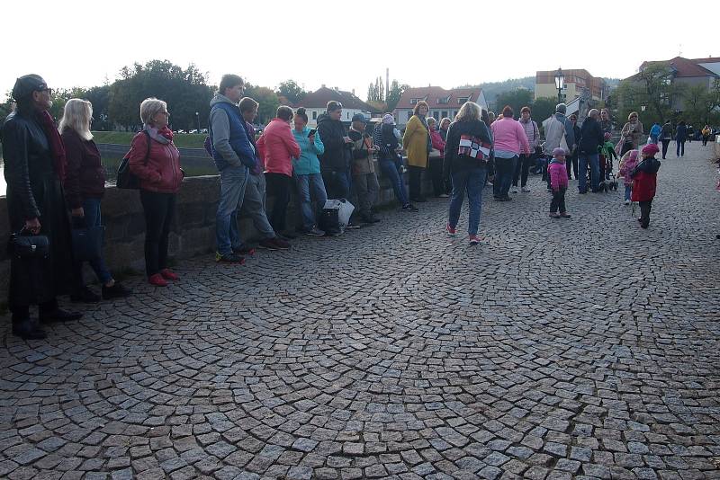 Celostátní akce Papučový den v Písku. Papučový řetěz na Kamenném mostě.