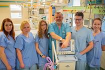 Ilustrační foto. Personál písecké nemocnice si svého zaměstnavatele chválí (na snímku je část Anesteziologicko-resuscitačního oddělení, primář Tomáš Piksa je třetí zprava).