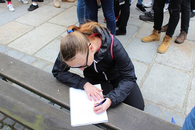 Studenti píseckého gymnázia se připojili k výstražné stávce Vyjdi ven!