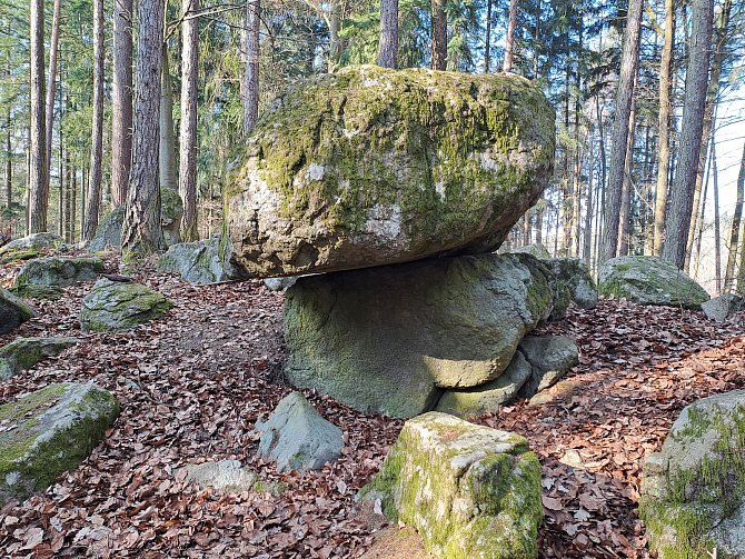 Kosatínský viklan se nachází poblíž obce Boudy na Písecku v chráněné přírodní oblasti Malý Kosatín. Velký žulový balvan leží na Alšově stezce v lese západně od Bud a tvoří dominantu přírodní kamenné řady.