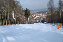 Sportovní nadšenci se lyžování s výhledem na město letos zřejmě už nedočkají.