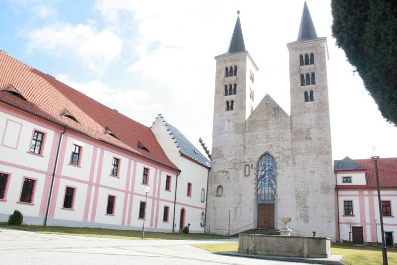 PRVNÍ NÁDVOŘÍ. Dominantou kláštera je kostel Navštívení Panny Marie (uprostřed), vpravo se nachází budova barokní prelatury, kde sídlilo třiašedesát let městské muzeum, a vlevo jsou prostory, kde žijí premonstráti. Ti se starají i o farnosti v okolí. 