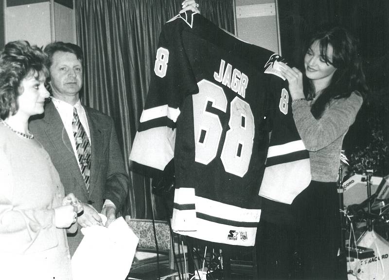 Hostem jednoho z plesu sportovců byla tehdejší přítelkyně Jardy Jágra Iva Kubelková, která přivezla hokejistův dres.