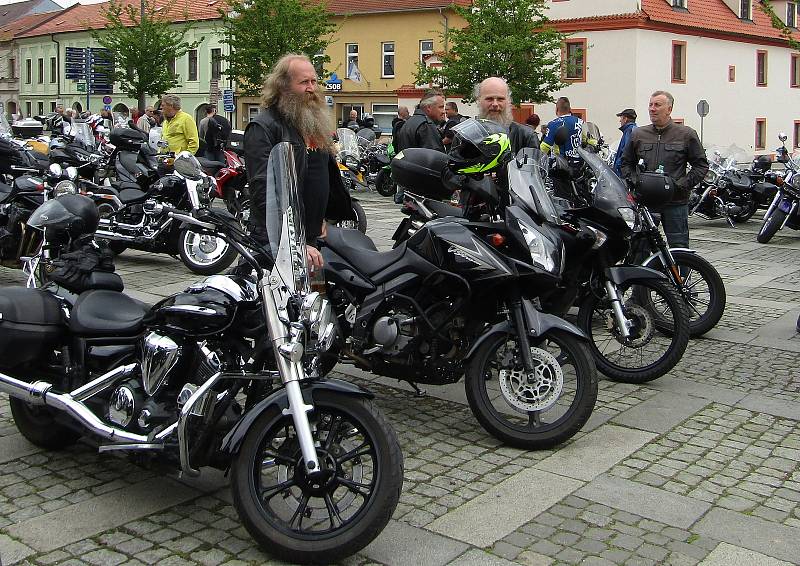 V pořadí 13. ročník Setkání motorkářů v Milevsku se uskutečnil v sobotu 7. května. Nechyběla tradiční modlitba v Kostele sv. Bartoloměje a žehnání mašinám na náměstí E. Beneše i společná vyjížďka na Zvíkov.