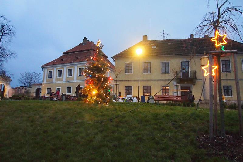 První adventní jarmark v Orlíku nad Vltavou.