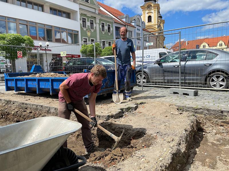 Výkopové práce na Velkém náměstí v Písku přinesly první nálezy.